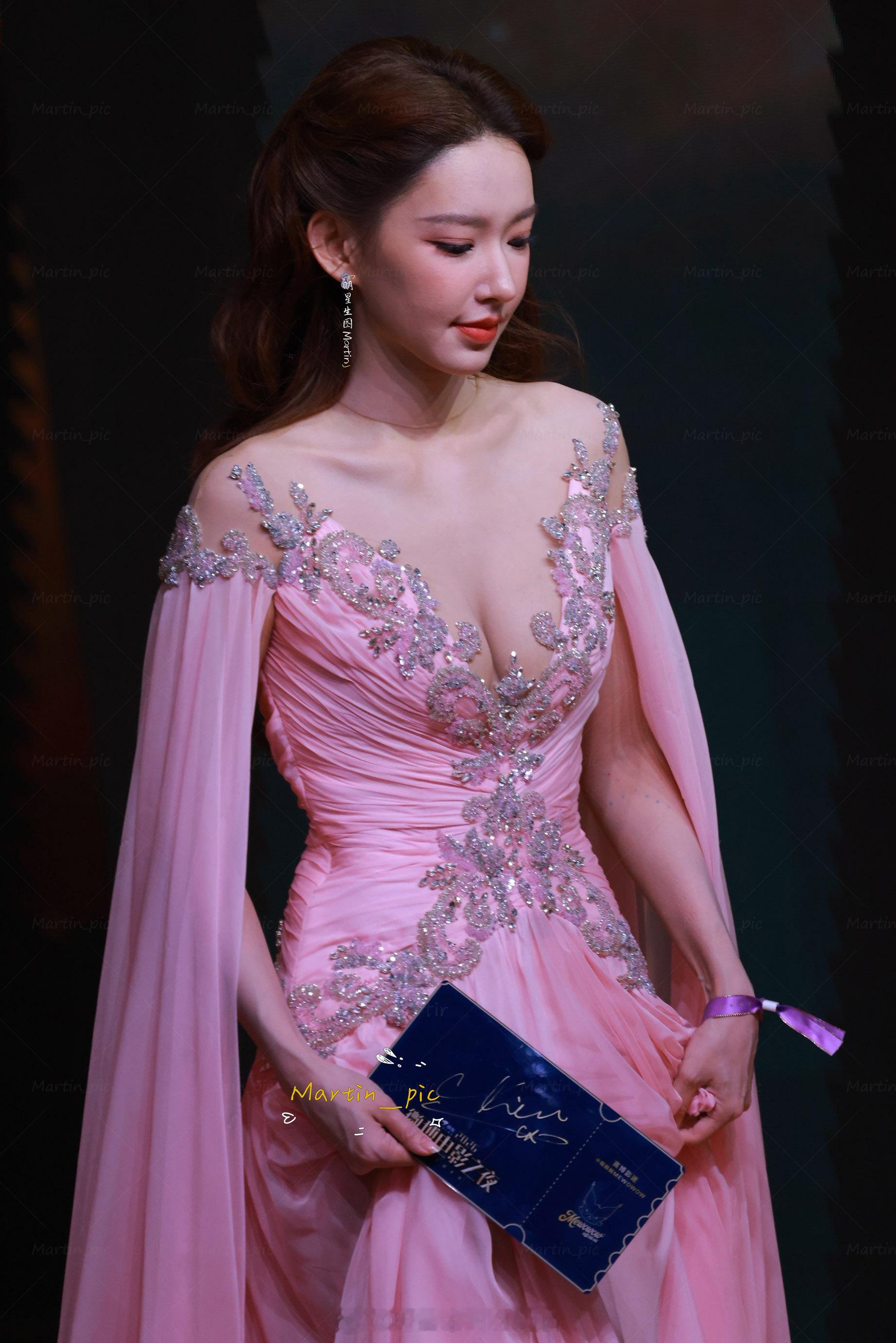 程潇 程潇微博电影之夜红毯生图今天公主程潇美到一个夯的级别！！程潇说自己档期很空