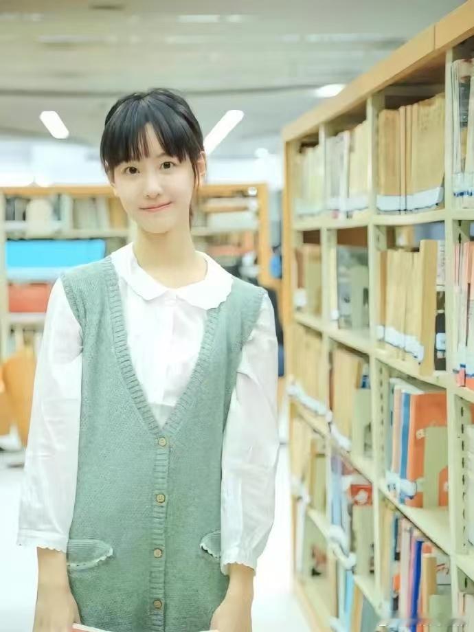 南航人打开朋友圈全是陈都灵谁能拒绝这样的学姐？穿校服时是图书馆前白月光，穿戏服时