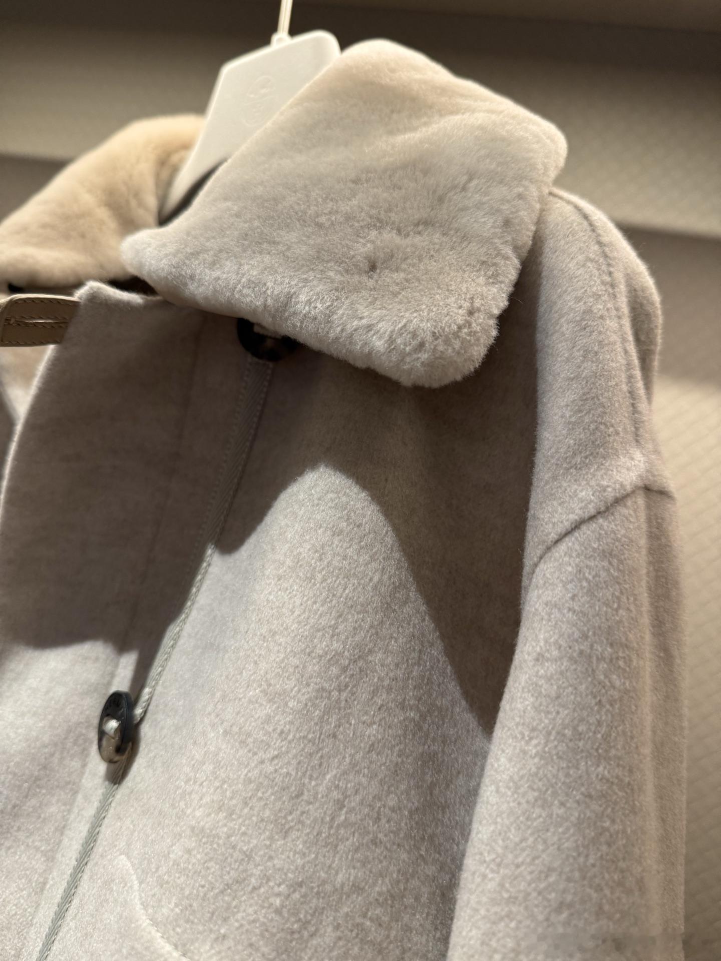 Hermes羊绒两件套大衣 ，外层燕麦色手工双面尼＋内搭菱格棉服，柔软又保暖。翻
