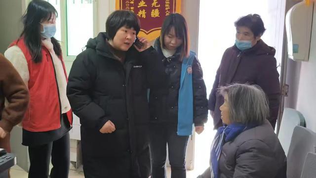 腊八“暖流”护银龄社区“儿女”守安康——莲湖区益民坊社区紧急救助辖区独居老人