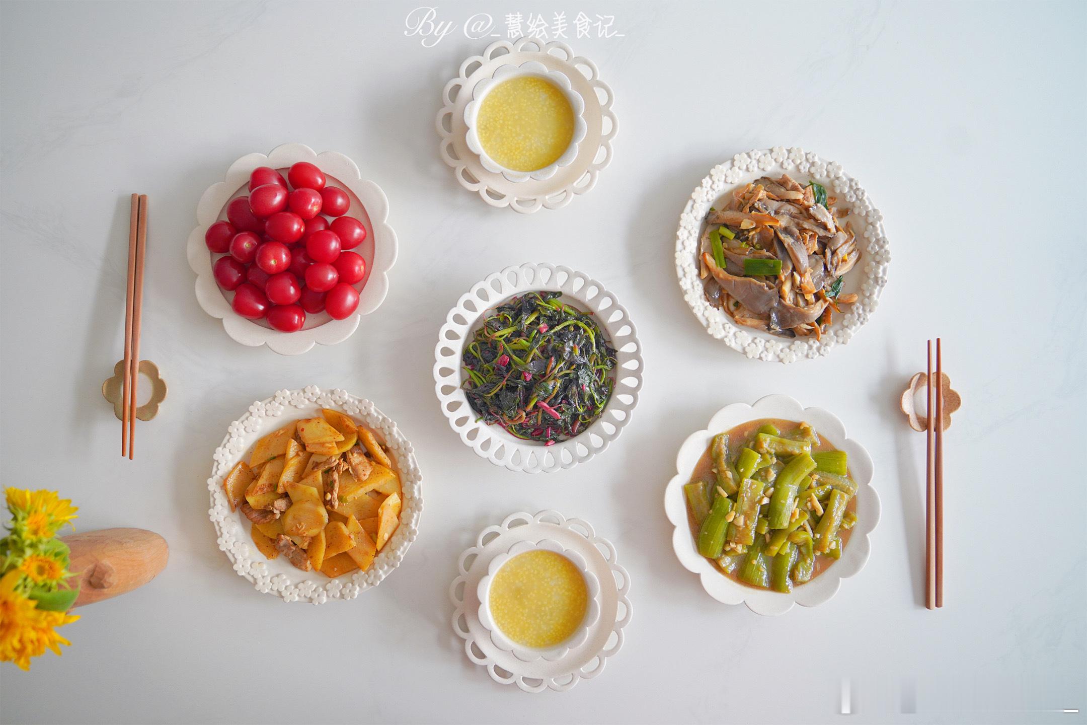 周三早呀🌻早饭小米粥、平菇炒肉、蒜蓉丝瓜、炒土豆片、蒜蓉红苋菜、小番茄~好好吃