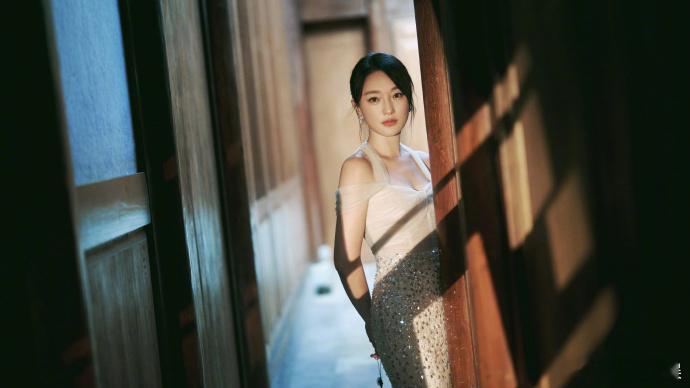 #周迅腰身比##周迅粉色挂脖纱裙# 在品牌活动现场，周迅以粉色挂脖纱裙展现出她的