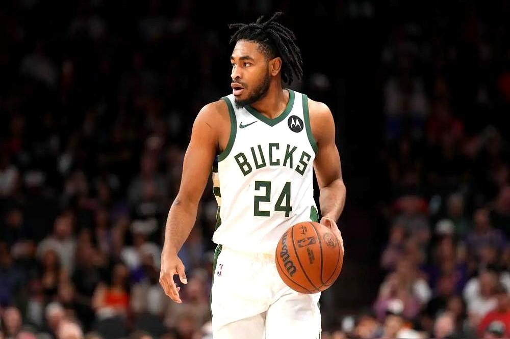 曾单场轰下24分的得分手卡梅伦·托马斯，现在职业生涯有点悬了。

他之前拒绝了篮