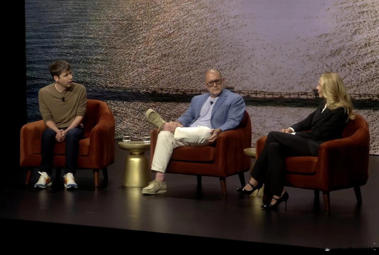 奥特曼和Jony Ive终于聊了聊那个神秘的AI硬件项目。两年前，ChatGPT