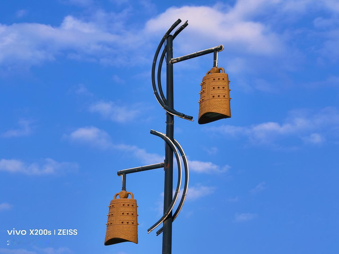 随州拍照打卡编钟奏乐白云翩翩起舞。