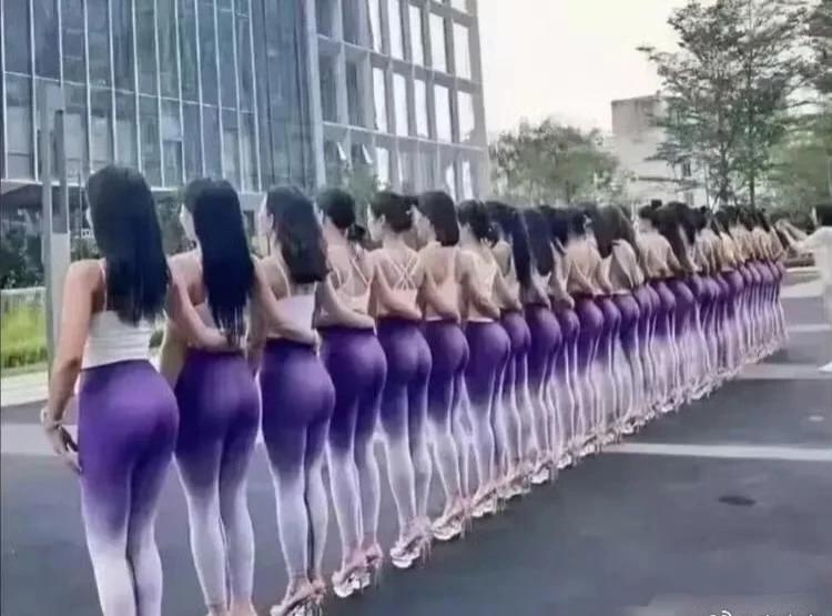 他，一个卖房子的，
这排场有多大?
明星围绕，自配歌舞团，自己出报纸，还有开会议