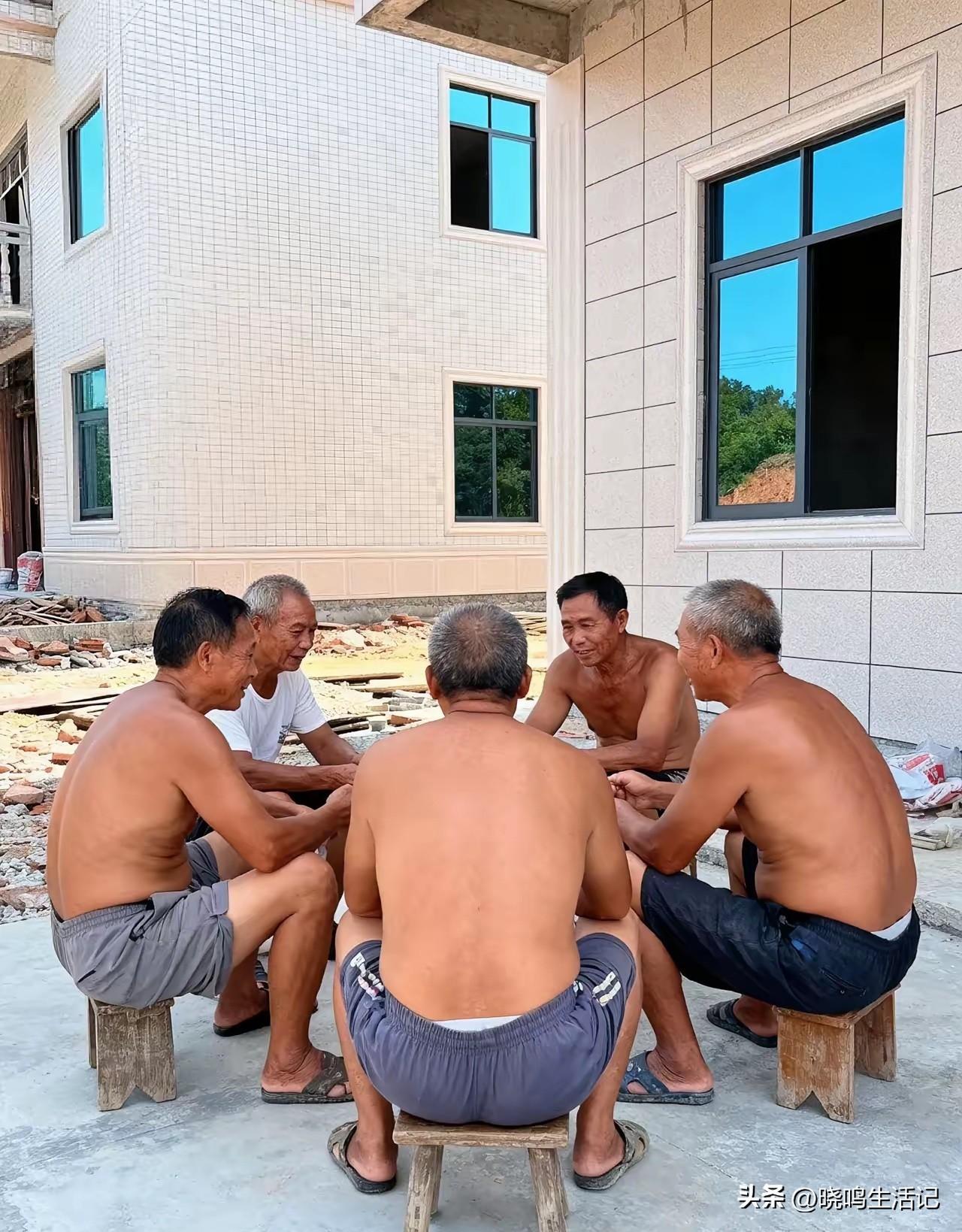 夏天，我们这边男人都是这样的[呲牙]