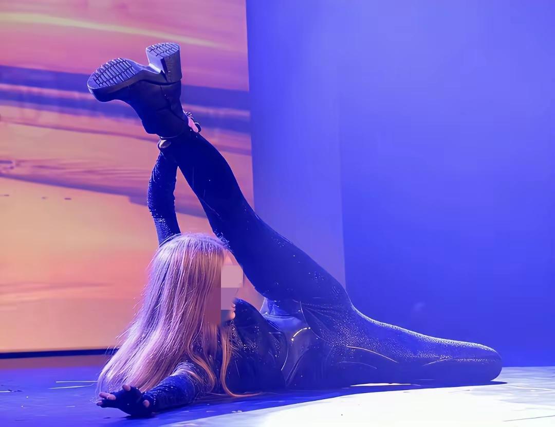 薇薇安在舞台上又唱又跳

有网友认为老马儿子多，不会伤心难过。

这只是网友的观