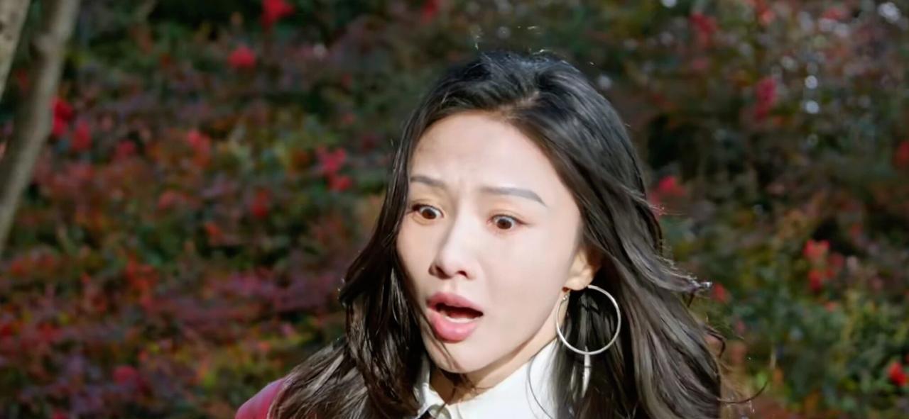 别再把那种“夸张的关心”当善意了，那是一场精心策划的公开处刑。
她突然一声尖叫，