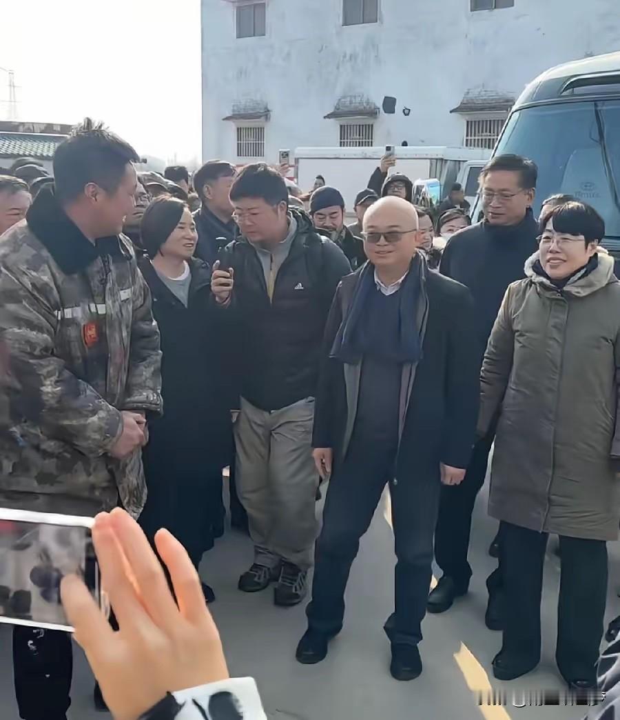 吴承言的天安门画作一火，动静可真不小！

省美协副主席、市里区里的领导，三级干部