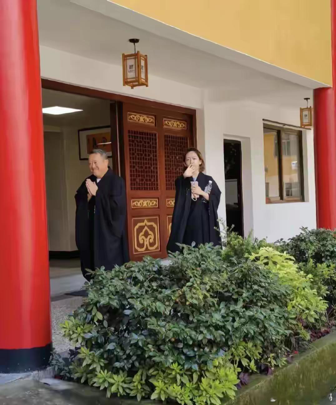 曾志伟到杭州寺庙修行，穿着僧服虔诚祷告，身后跟着一位黄发女子！！！ ​​​