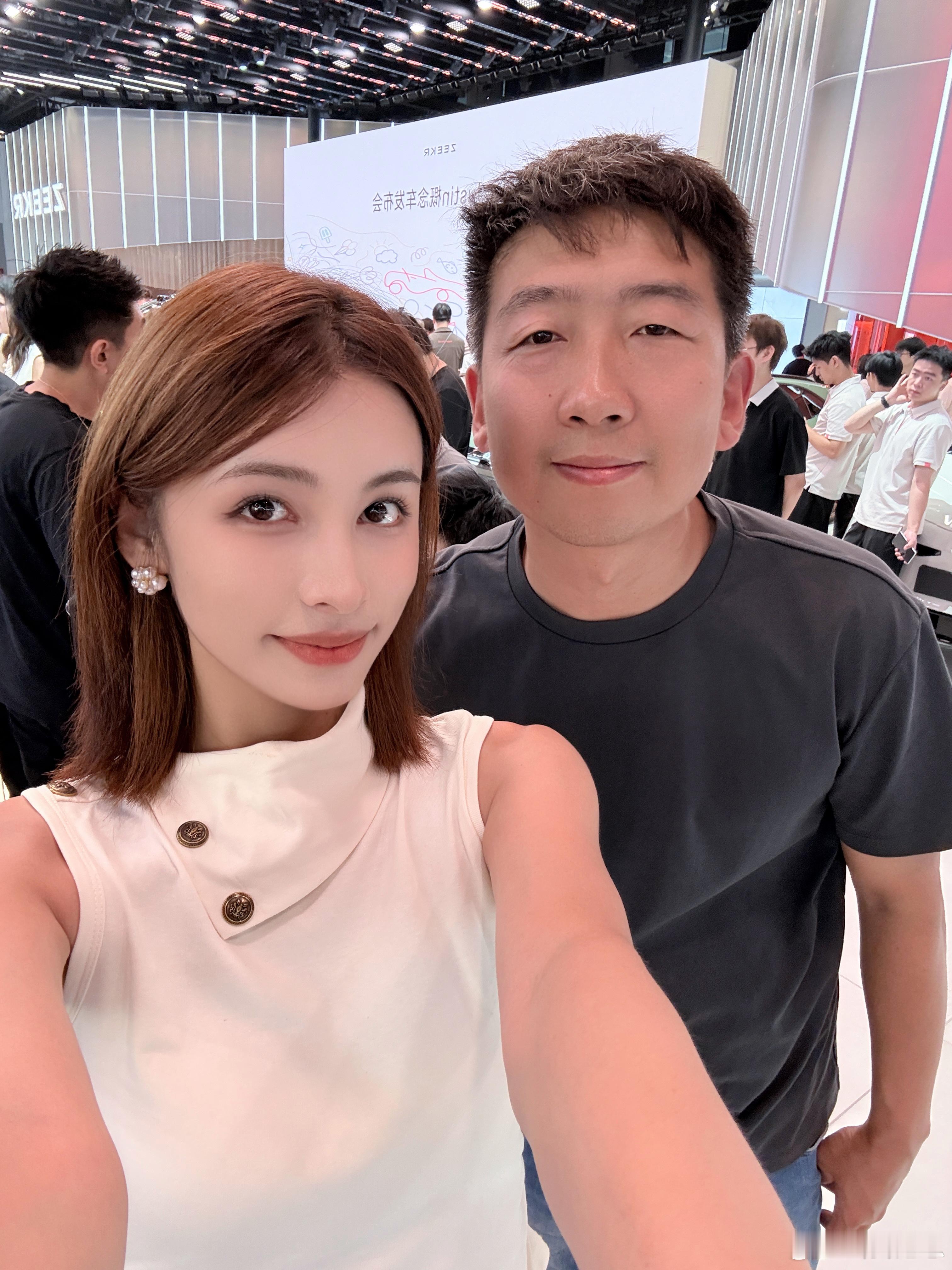 在车展又跟女粉最多的汽车博主合上影了