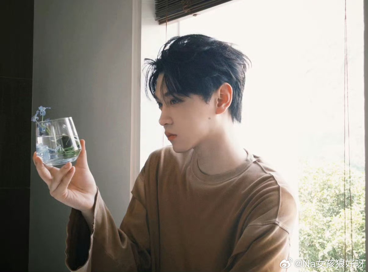 田栩宁[超话] txn田栩宁韩束品牌代言人 明天放假✌︎' ֊'​​​