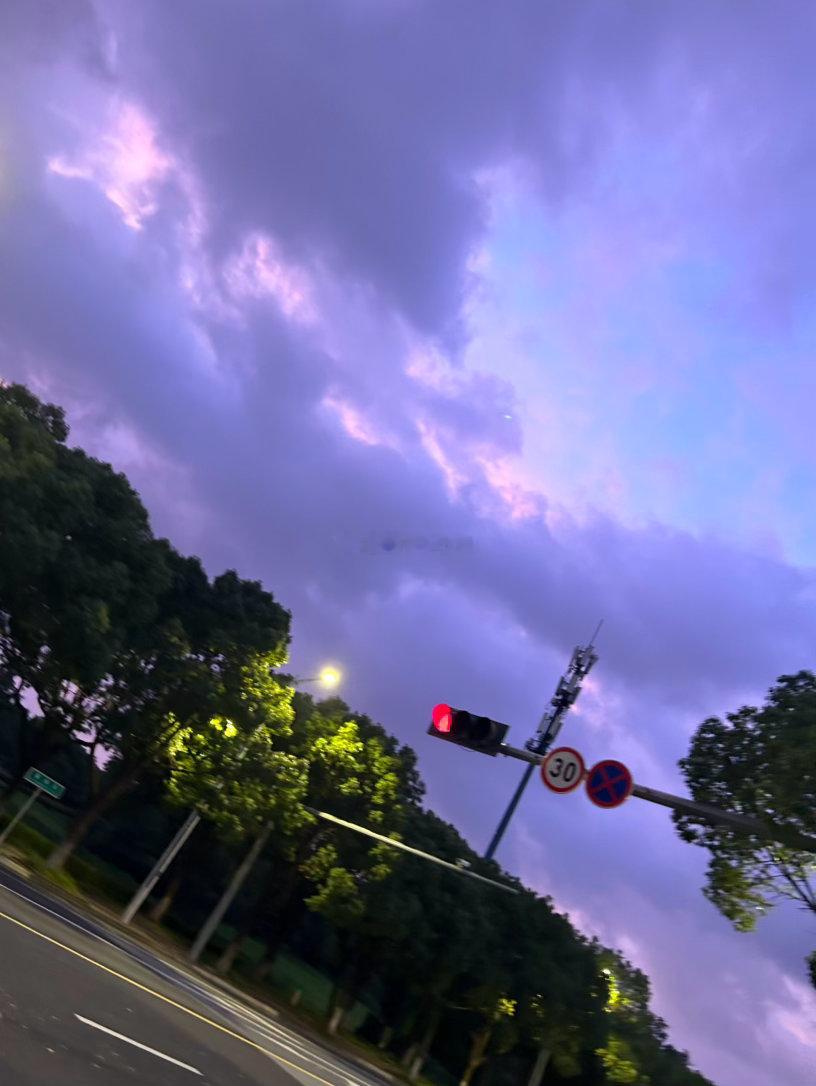 上海天空台风来临前的紫色天空 上海