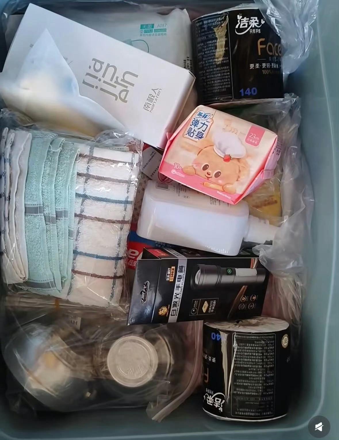 直接捐赠物资真是很难得不仅要出钱还要费心大勋在疫情时期捐赠口罩防护服 在援助洪灾