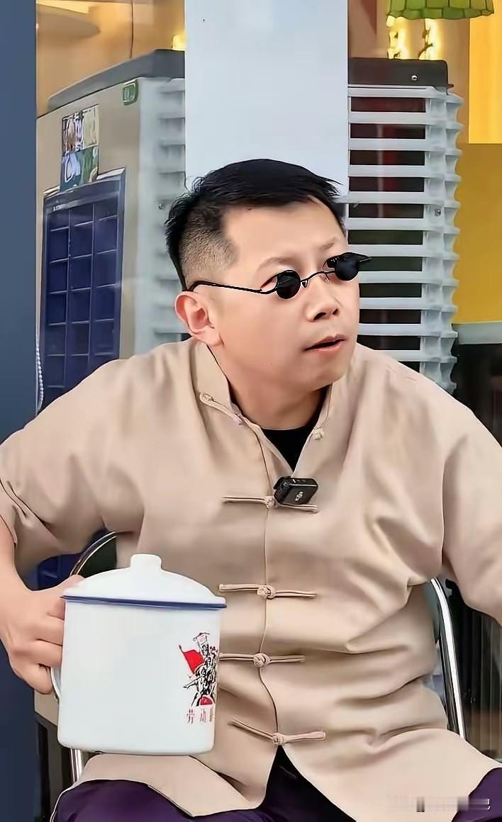 何云伟直播时就端着一个大缸子在手里是啥意思呢。