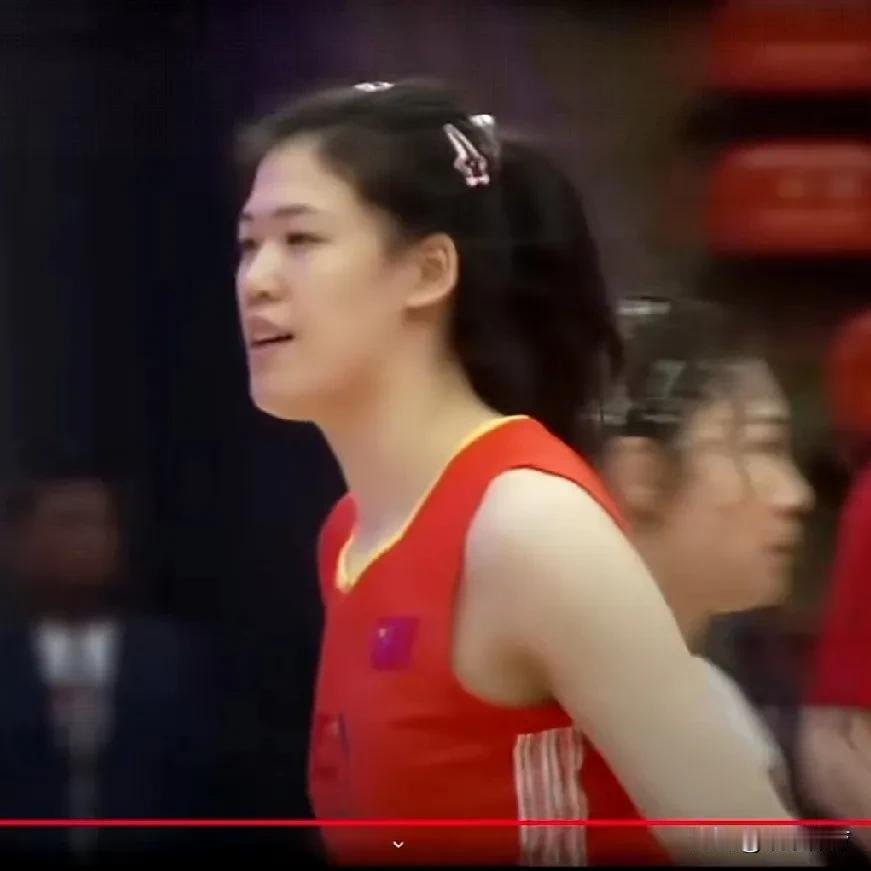 【李盈莹首战仍蹒跚，中国女排25-22拿下第一局胜利】
中泰女排热身赛第一局，李