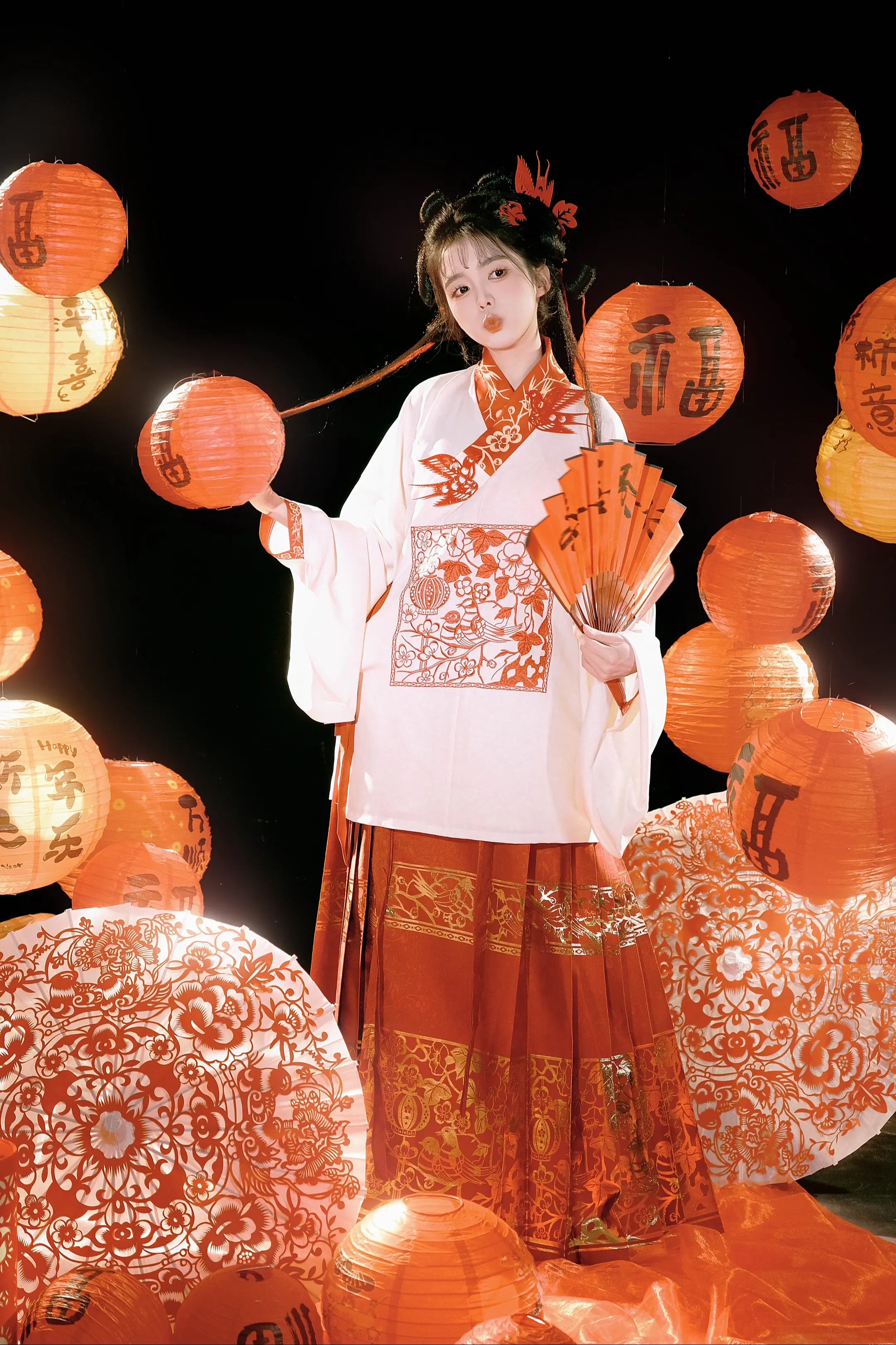 剪纸新年。出镜  妆造