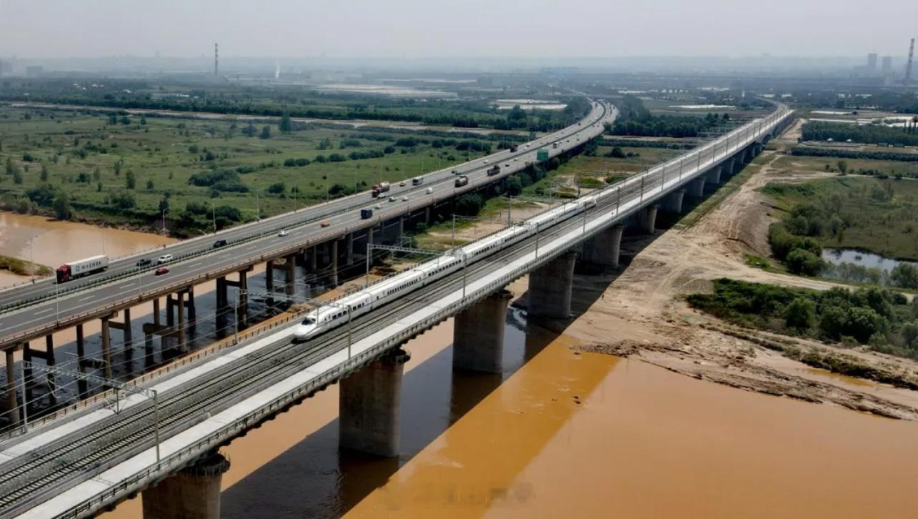 “建设机场至石何杨高铁联络线”被相继写入西安与陕西“十五五”规划纲要，西安机场有