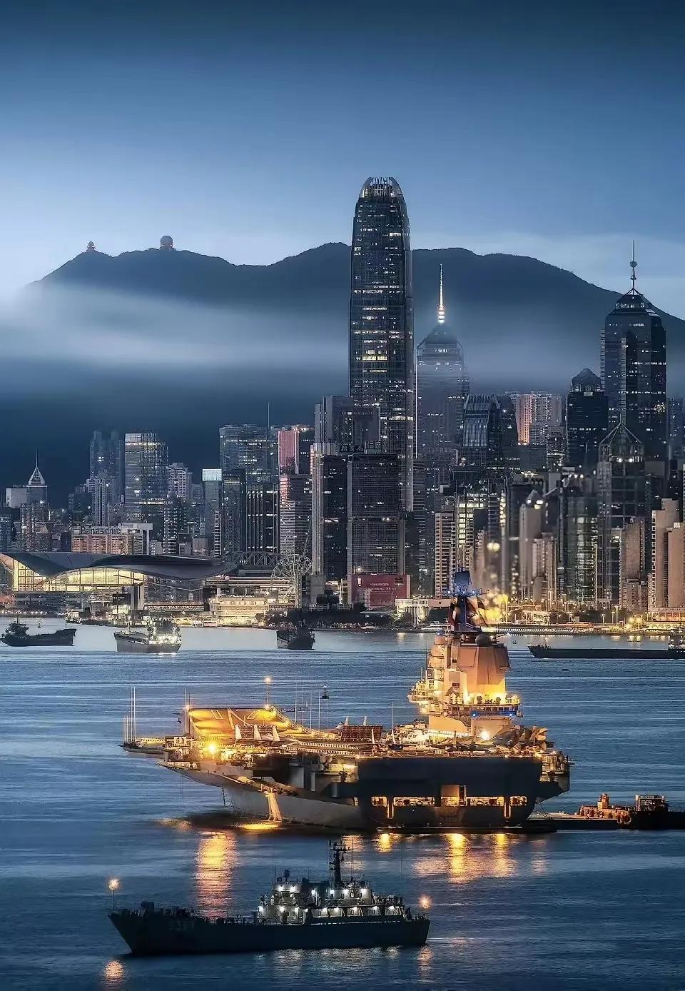 这是山东舰来访香港最震撼的一张照片，可以堪比法新社的水平！

这是深圳的一个学生