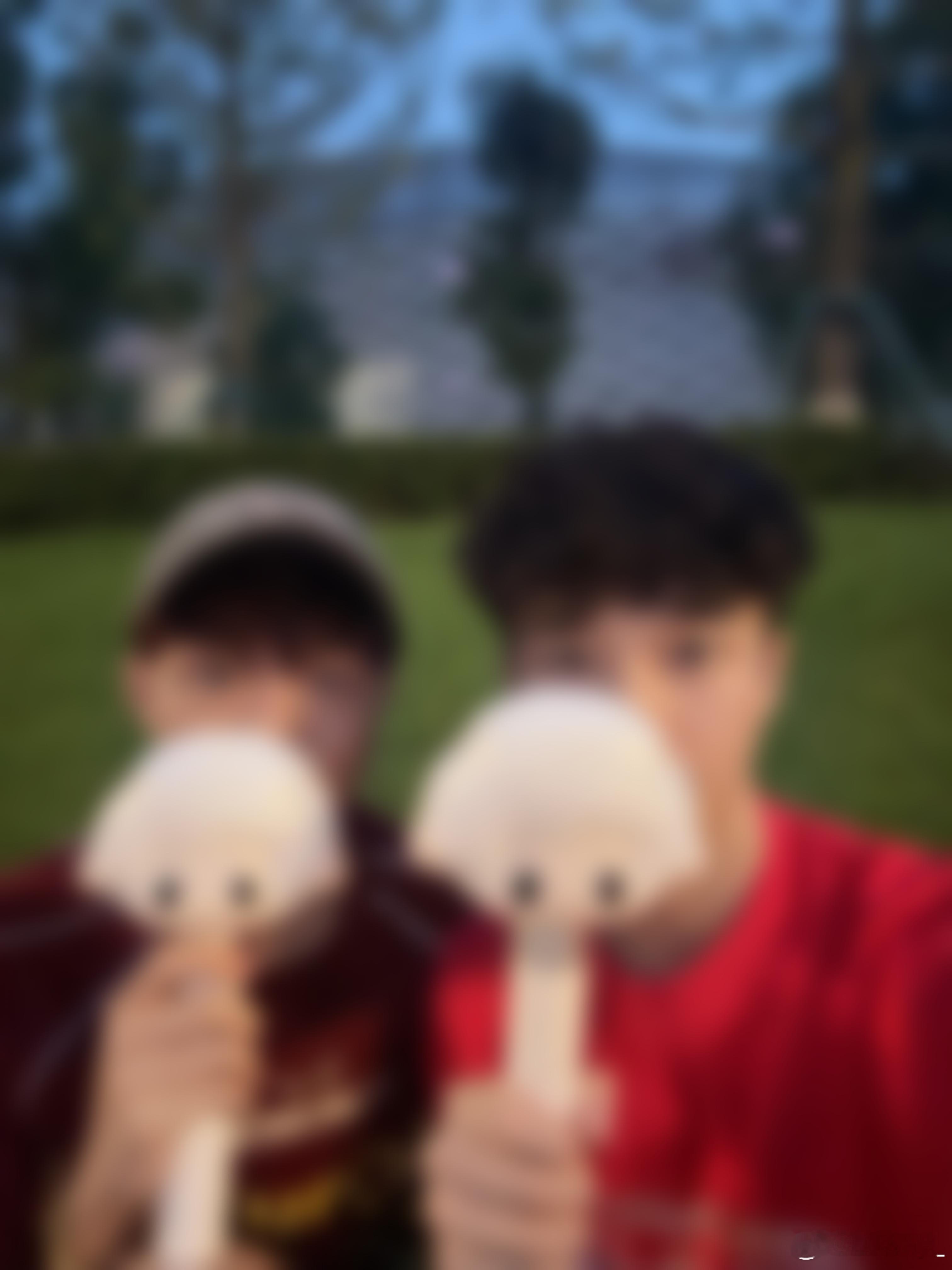 翻相册和聊天记录我才发现我们现在已经生疏到我忘记我们曾经那么要好 