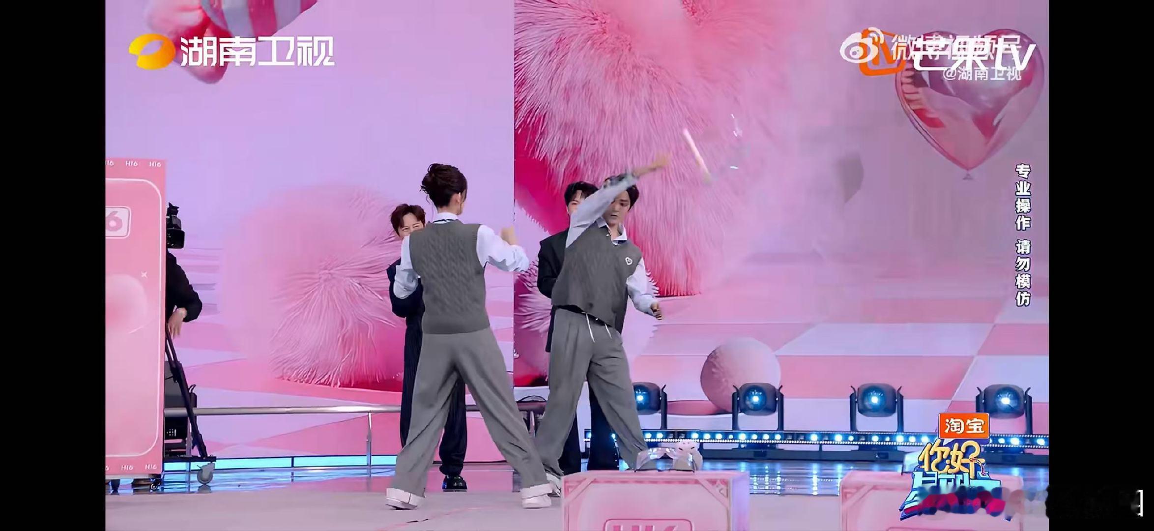 侯明昊像是抢了娜扎的玩具玩上瘾了你好星期六张颜齐锐评太精准！侯明昊抢娜扎水桶像抢