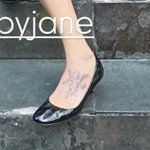 小妮在自己的脚上纹了天使纹身师IG更新：Tattoo by me on金珍妮✨j