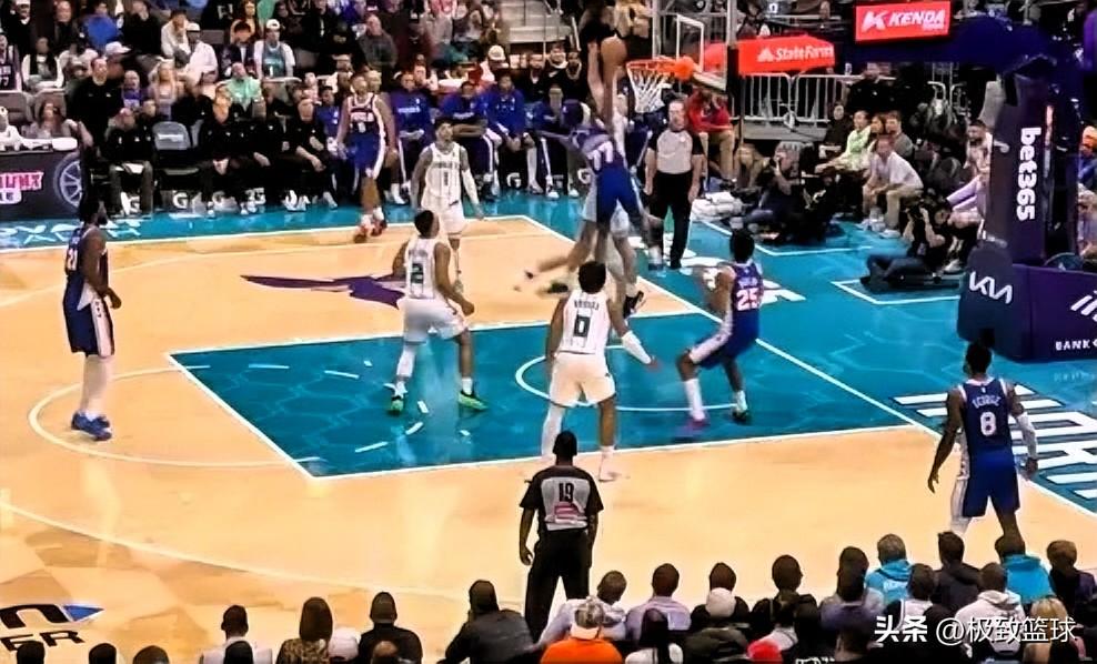 76人探花郎埃奇库姆真是太不自量力了！在今日76人对阵黄蜂的第二节比赛中，埃奇库