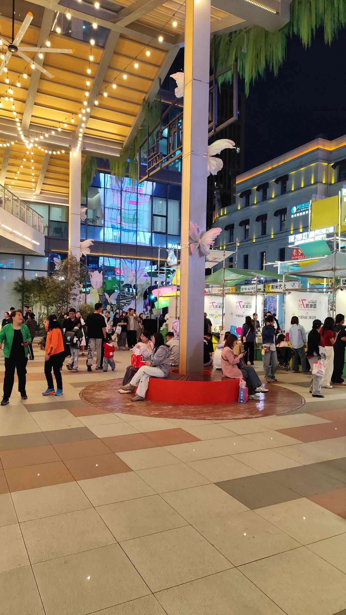 【西安最争气的商场，可能没有之一！】
四海唐人街，五一期间7周年了！
说实话，当