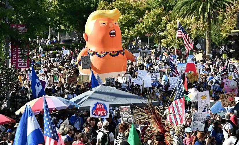 美国700万人打着“不要国王”的口号上街游行，对于特朗普来说，根本就是和杨坤唱歌