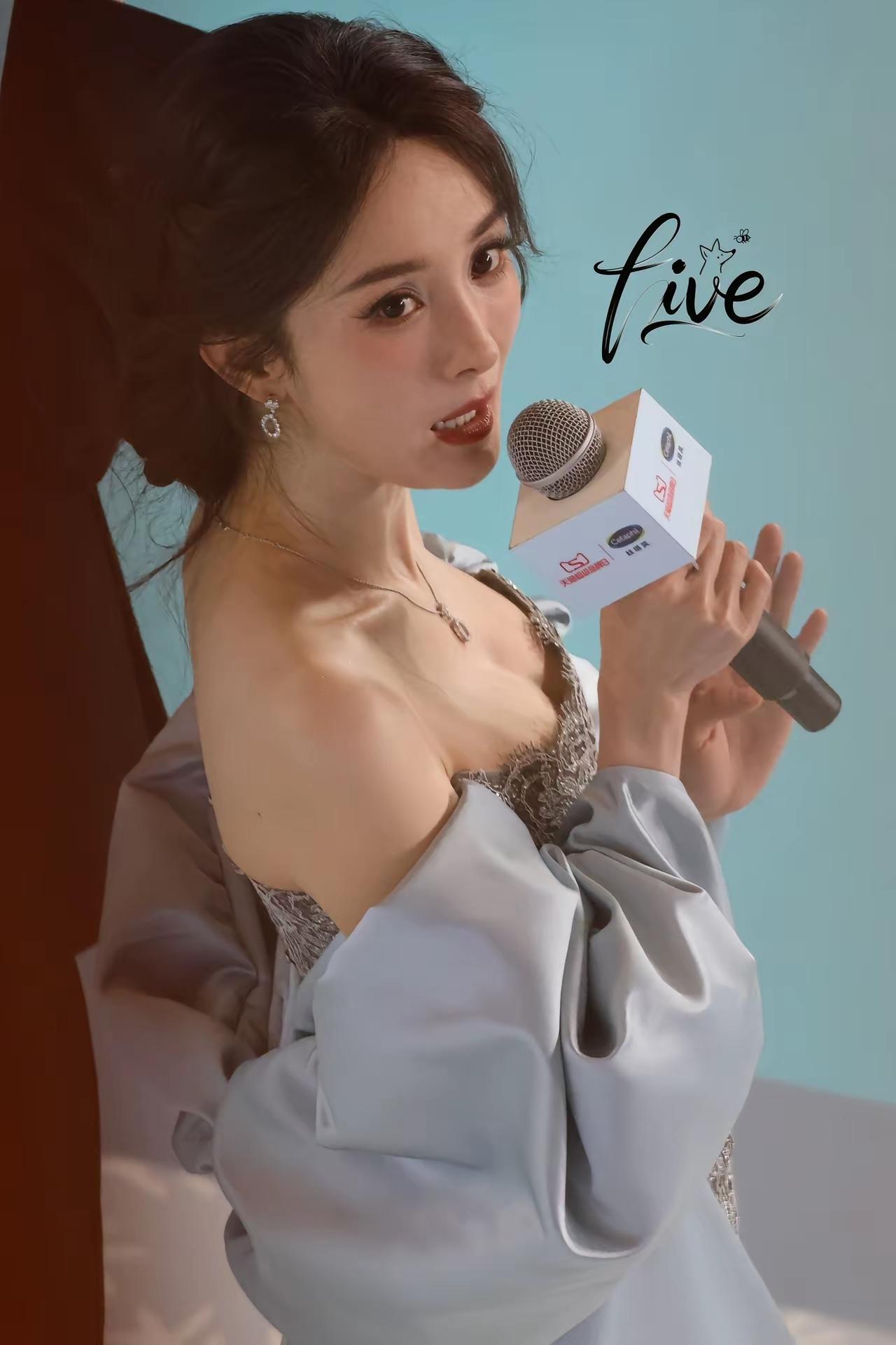 从这张上帝视角的画面延伸来看，杨幂的美感不仅体现在这一个瞬间，她的骨相优势、造型