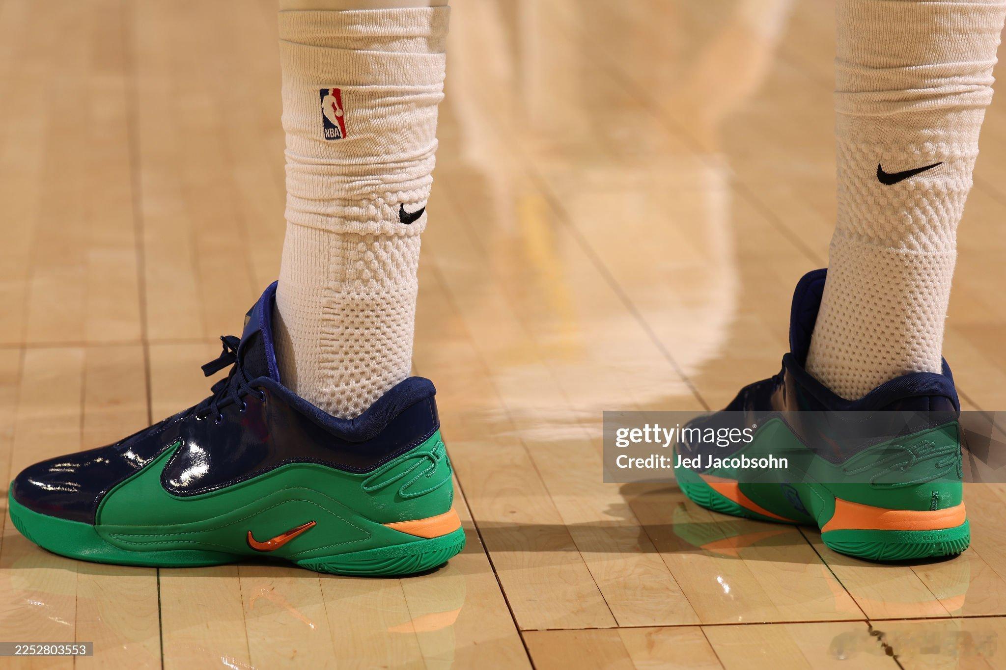 MFFL 戴维斯￼出席了今天我牛的全队训练。在其他人都离场后，他还开启了个人训练