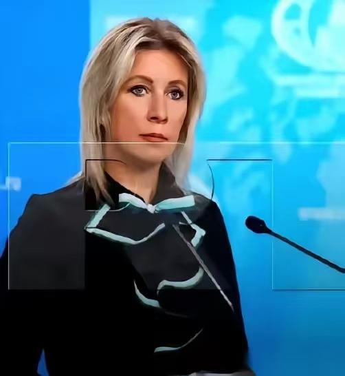 俄罗斯那个女发言人扎哈罗娃，干了件让全世界都看不懂的事。
她当着所有媒体的面，公