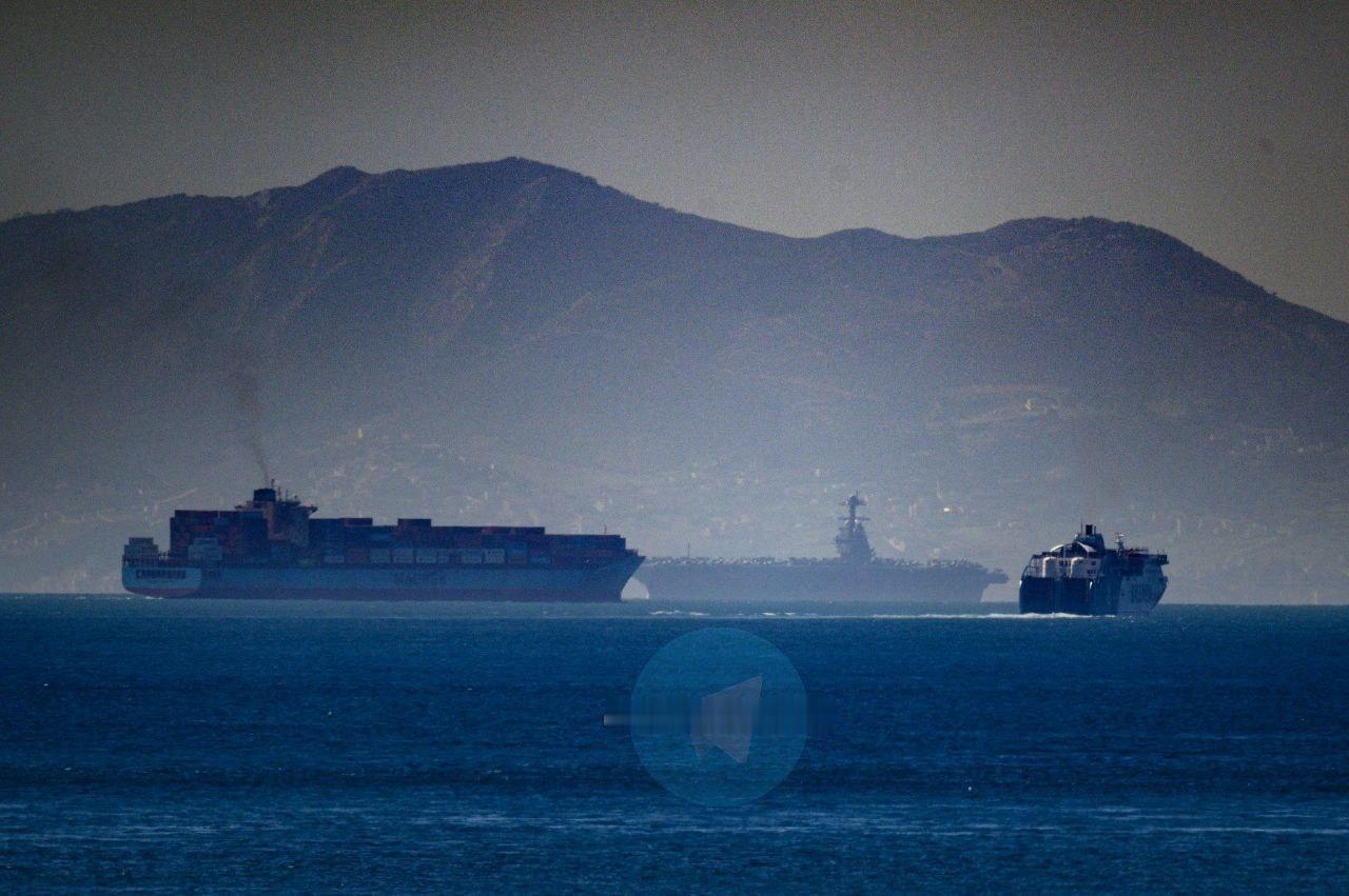 图片显示美国海军“杰拉尔德·R·福特”号航母（CVN-78）正在穿越直布罗陀海峡