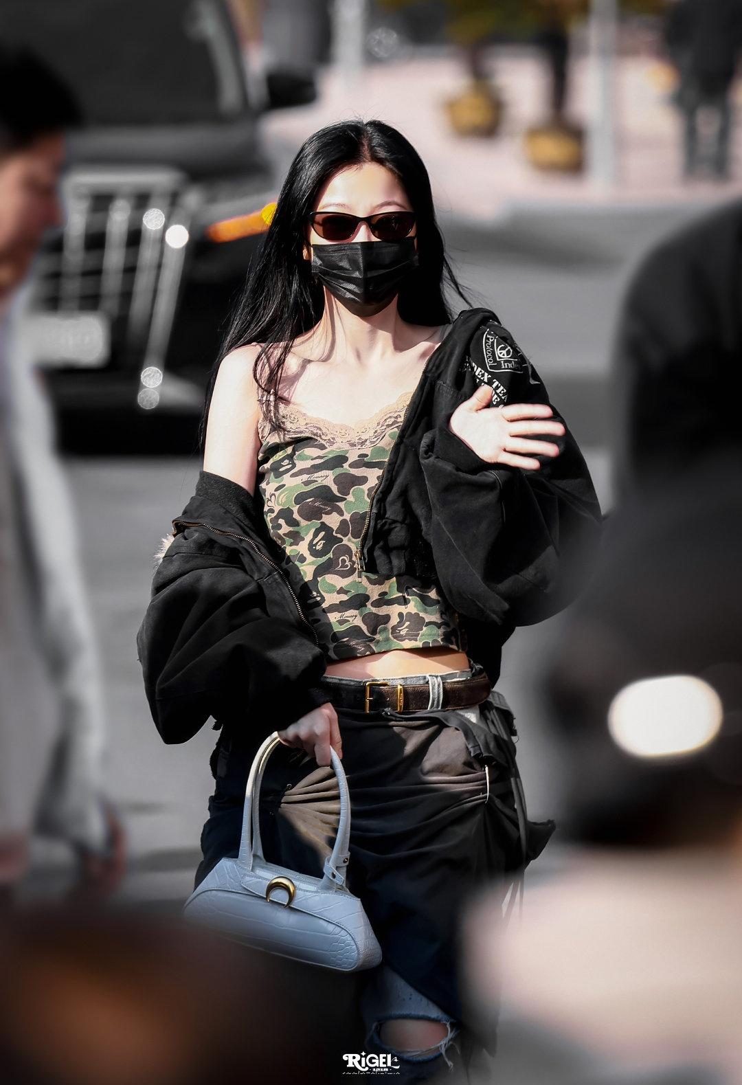 这是哪里来的甜酷辣妹，@虞书欣Esther 迷彩吊带露脐装真的一整个美到我了，欣