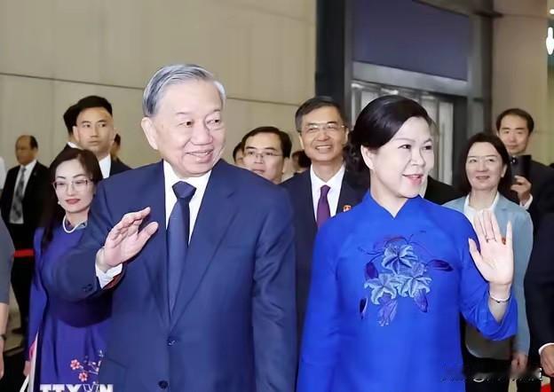 摊牌了！苏林前脚刚登上回国的火车，后脚中越联合声明就砸下来，铁路、矿产、核安全、