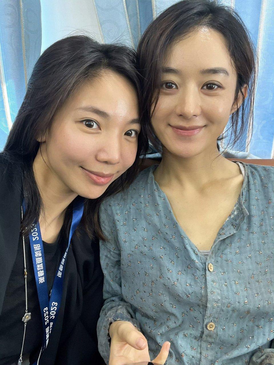 赵丽颖和闺蜜陈婉婷的合照。两人头靠头，看起来关系很好。赵丽颖素颜出镜，看上去皮肤