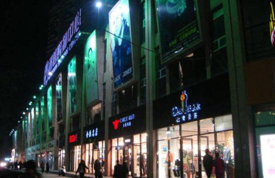 一片狼藉！温州这个商场已荒废

近日，有网友展示了龙港财富置信名都广场的现状，画