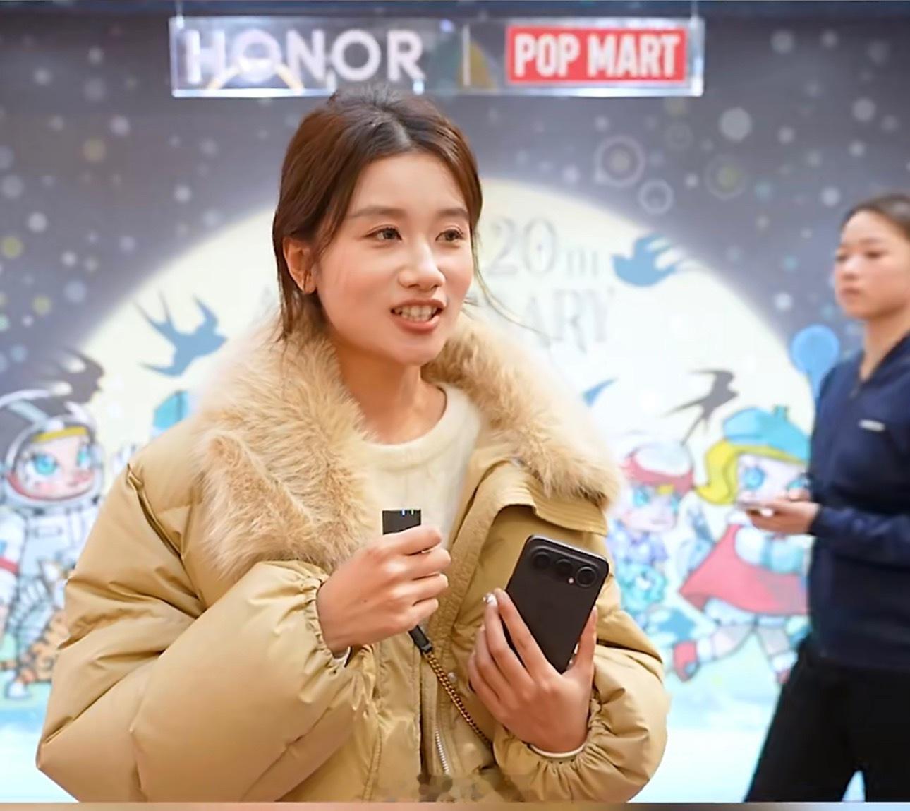 首款泡泡玛特MOLLY联名手机开卖MOLLY联名手机的火爆，从来不是单靠颜值。年