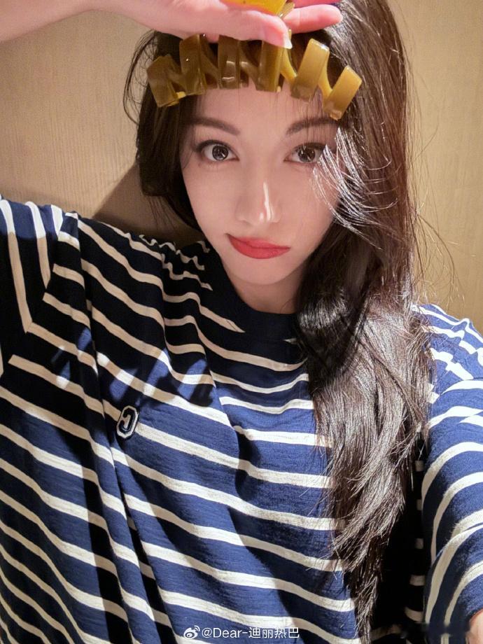 #迪丽热巴四宫格生活照##迪丽热巴周末生活照放送# ​​​周末，被迪丽热巴的生活