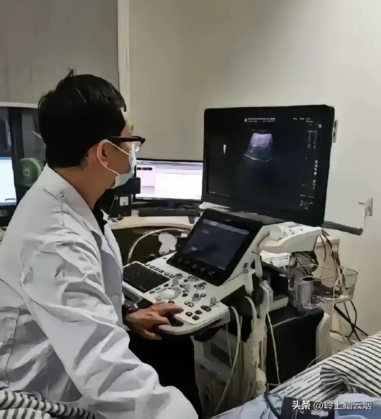 这个医生火了。湖南长沙一55岁男子在医院被诊断出肝癌晚期，情况危急。妻子毫不犹豫