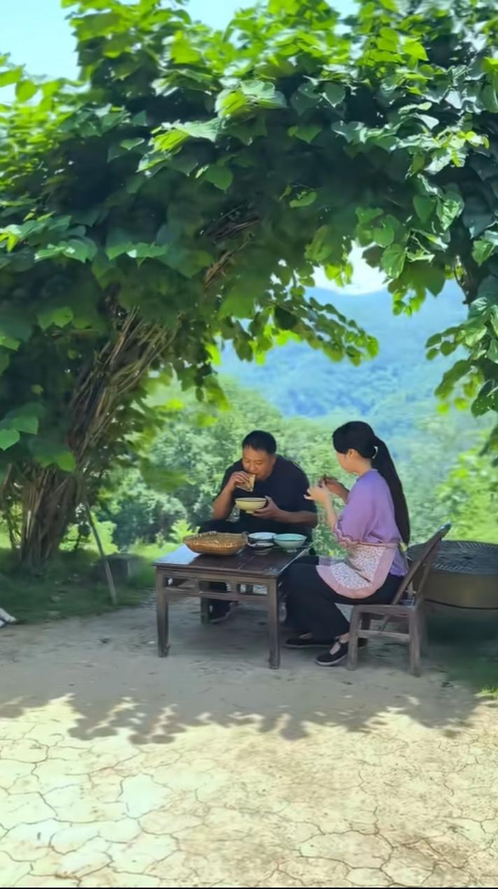 这是不是很多人向往的生活？一片青山一个小院一张方桌一位伴侣一餐清茶淡饭。