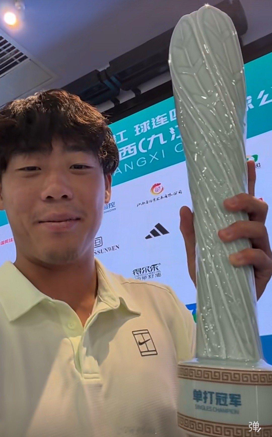🇭🇰黄泽林九江夺冠捧杯图👇网球talking大会ATP