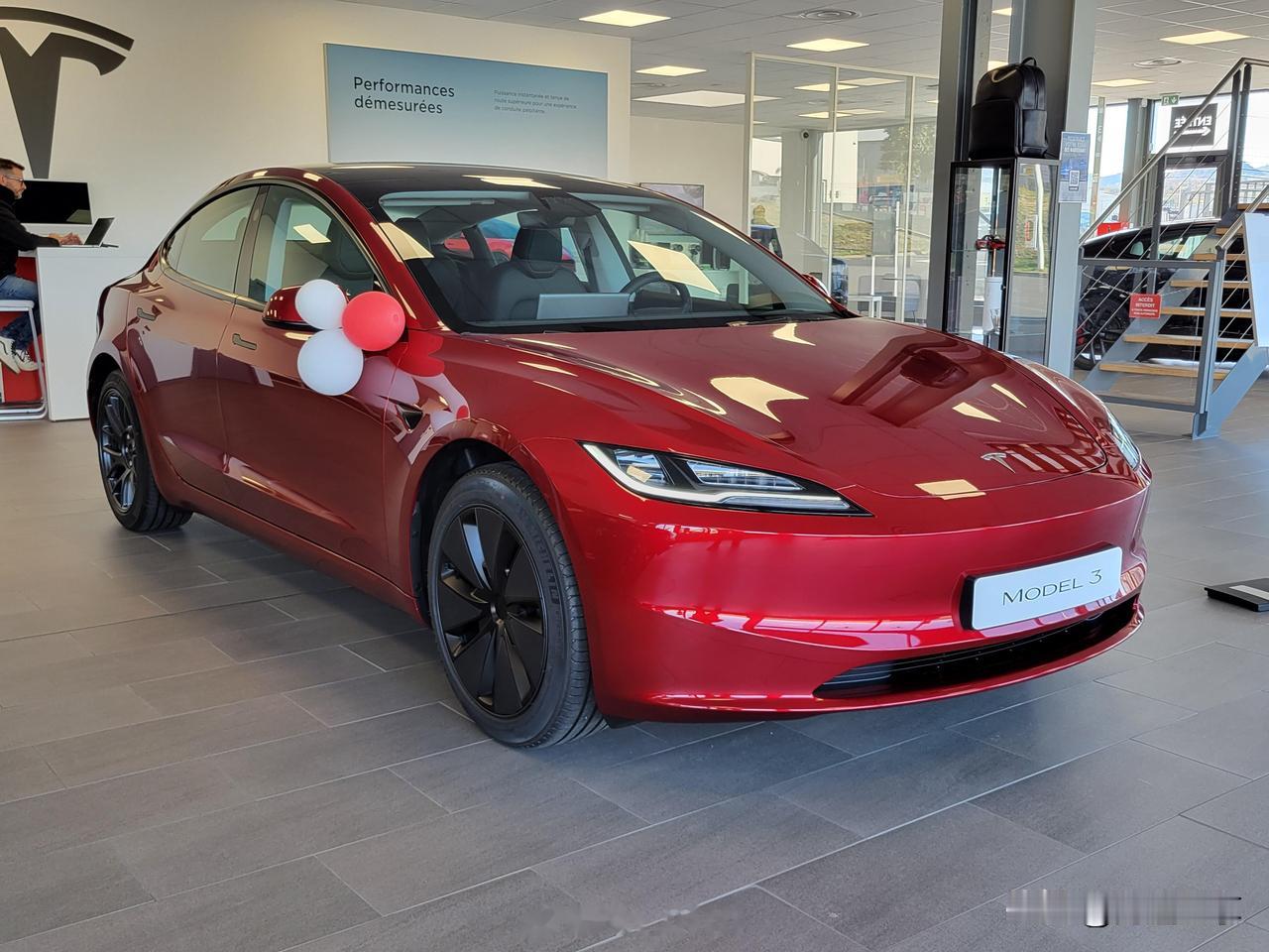 特斯拉一降价，门店又排成了“抢菜现场”。

Model 3现车直降5000，Mo