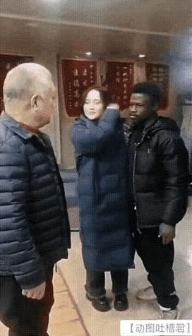 女儿惹怒了老父亲
女儿信心满满地带着男朋友见父母，只是因为带来的是非洲男朋友，老