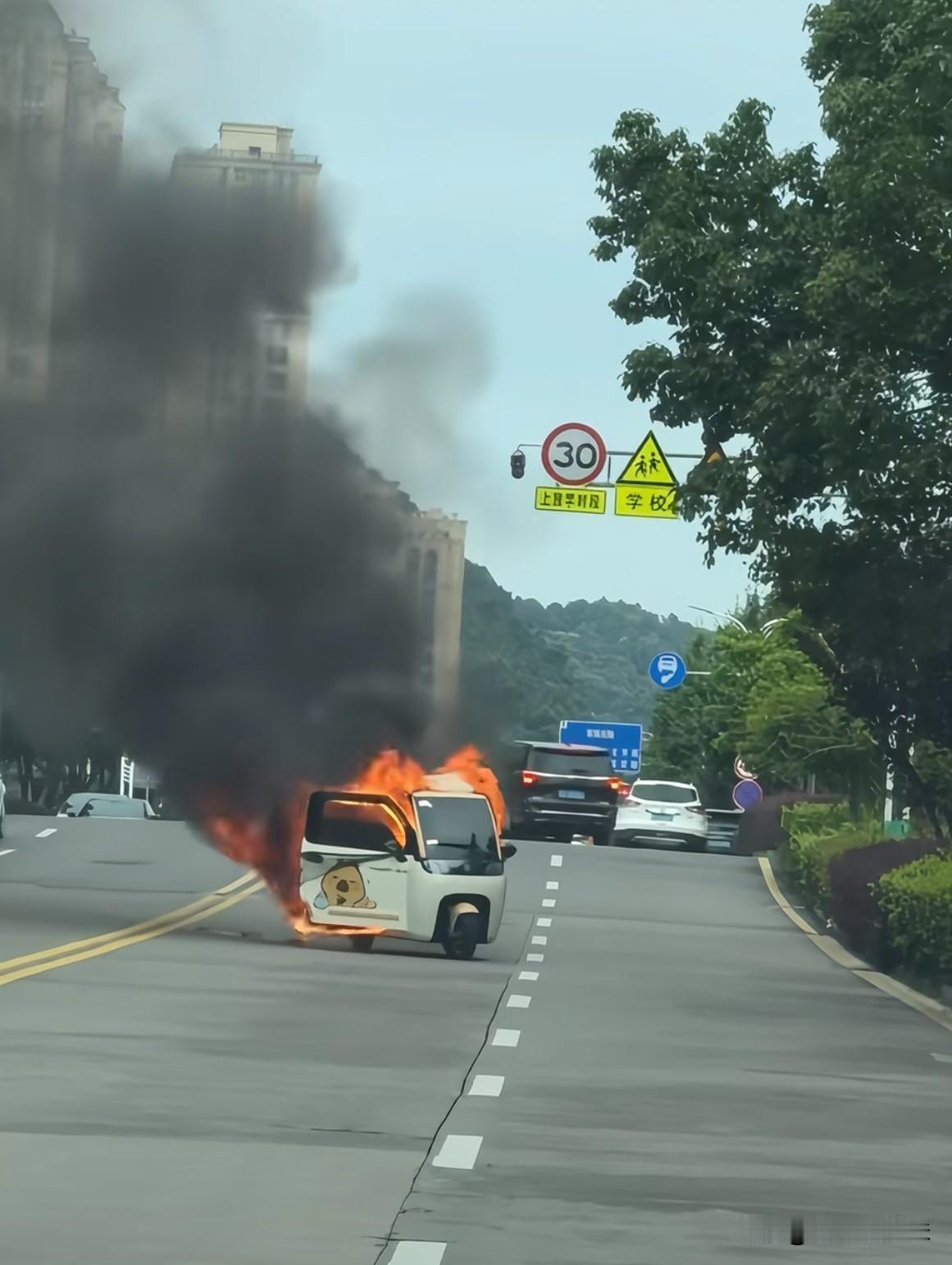 卖家说是空调线路短路了，还是别轻易改装空调了，夏天嫌热可以把窗户🪟打开，安全隐