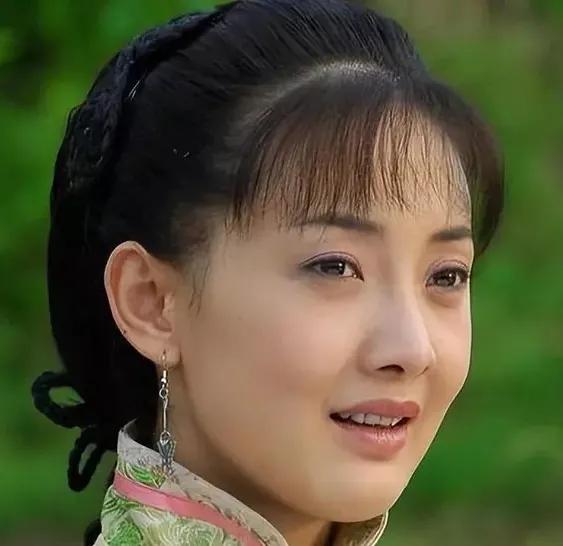  大儿媳妇娜文的扮演者牛莉，1973年5月1日出生于北京市，毕业于解放军艺术学院