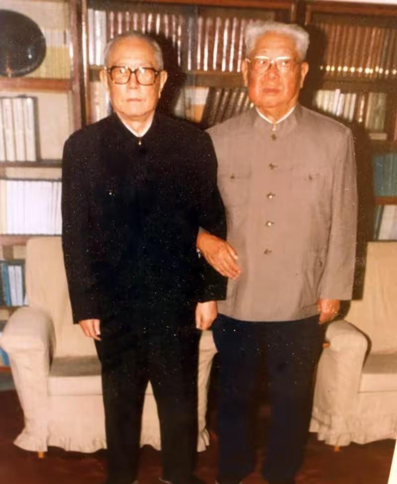 1933年，陈锡联率部攻打达县，刚冲进城，却发现军政委李先念已经在城里了。陈锡联
