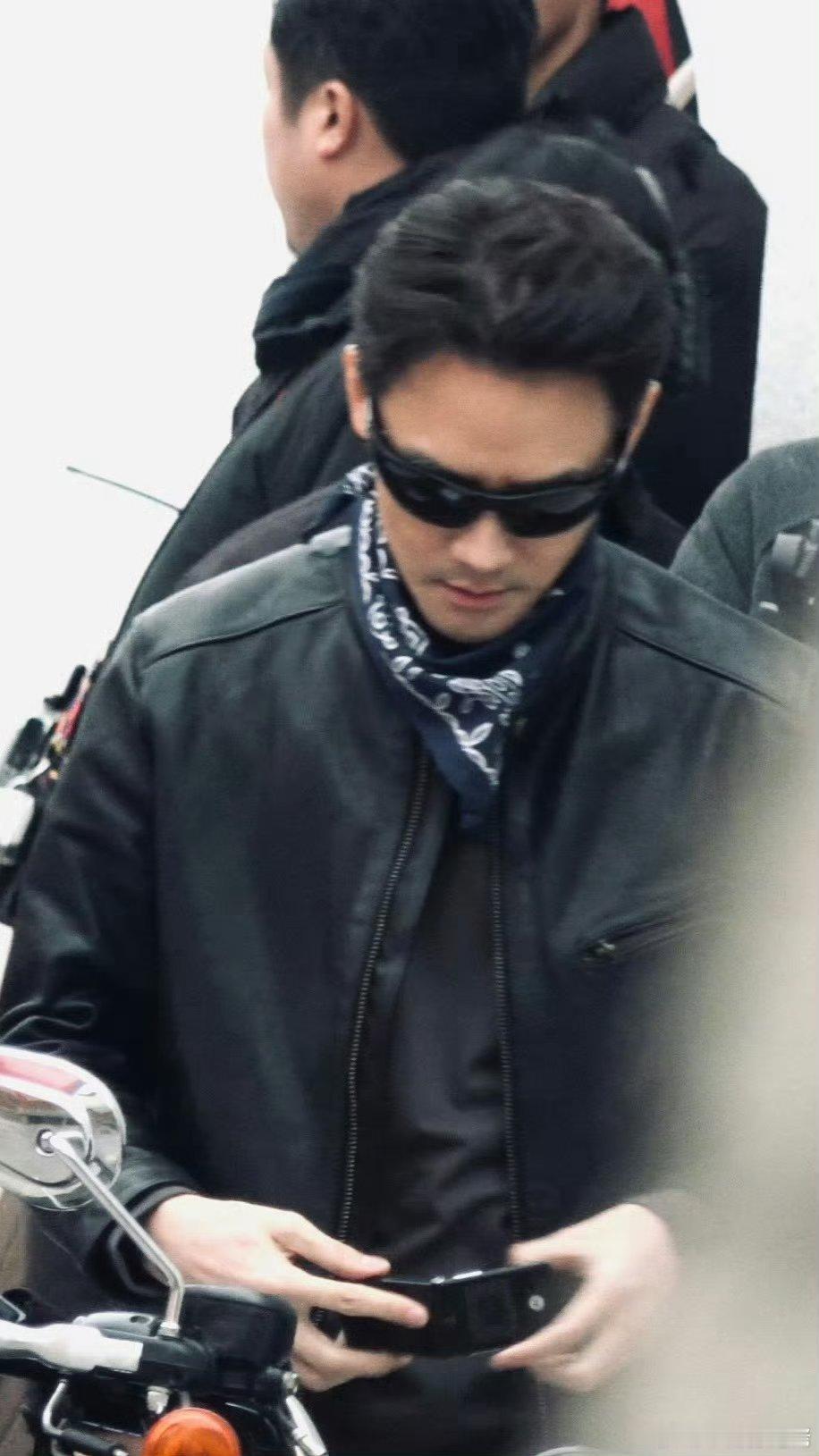 交锋杀青  王凯交锋正式杀青了！！！哥真的好有派头 P2大佬！ 