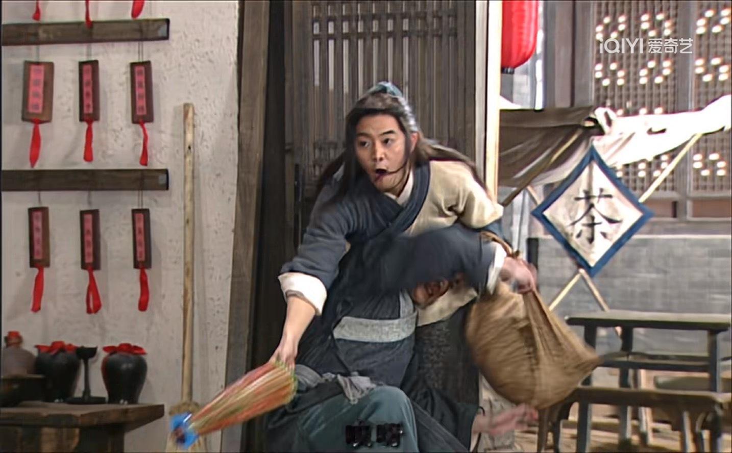 《我为湘玉存大钱》第102集秀才和小郭两个人又闹矛盾了，两个人在互相挤兑对方气对